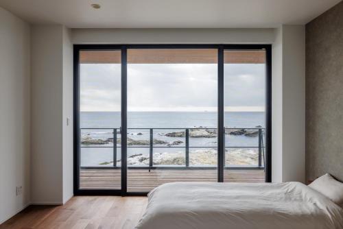 ein Schlafzimmer mit großem Fenster mit Blick auf das Meer in der Unterkunft Tateyama - House - Vacation STAY 14026 in Tateyama