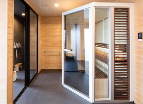 ein Badezimmer mit Glastür und Toilette in der Unterkunft Tateyama - House - Vacation STAY 14026 in Tateyama