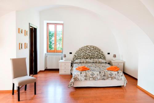 マッサ・ルブレンセにあるCasa De Mariaの白いベッドルーム(ベッド1台、椅子付)