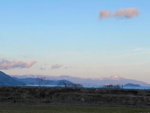 a view of the mountains from a field at 'OLI' OLI tree - Vacation STAY 39608v in Takashima