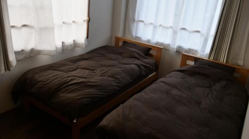 萩市にあるwomen only ulala guesthouse - Vacation STAY 58434vのツインベッド2台 窓付きのベッドルーム1室