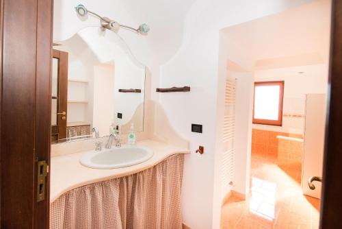 マッサ・ルブレンセにあるCasa De Mariaのバスルーム(洗面台、鏡付)