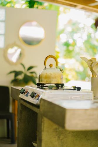 Dapur atau dapur kecil di Yay Lodge SIARGAO, spacious room with AC & hot shower and fast Starlink Wifi