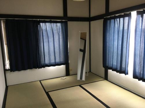 ein Raum mit zwei Fenstern und einem Spiegel darin in der Unterkunft Oasis Wadaura - Vacation STAY 67404v in Kamogawa