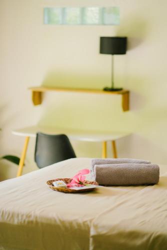 Katil atau katil-katil dalam bilik di Yay Lodge SIARGAO, spacious room with AC & hot shower and fast Starlink Wifi