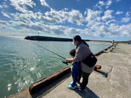 a woman and a child fishing in the water at Oasis Wadaura - Vacation STAY 89769v in Kamogawa