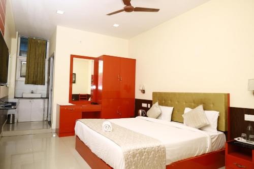 a bedroom with a large bed with a ceiling fan at SHALOM HOME STAY valparai in Vālpārai