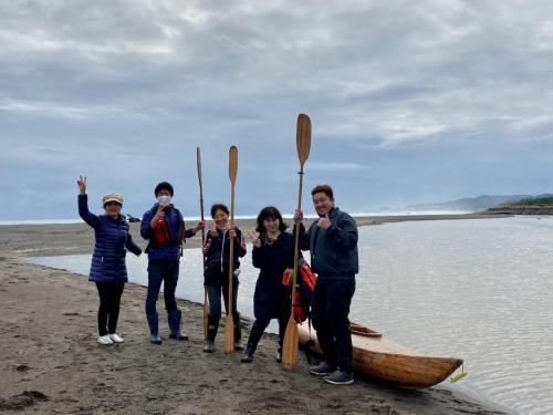 a group of people standing next to a boat on the beach at Oasis Wadaura - Vacation STAY 89769v in Kamogawa