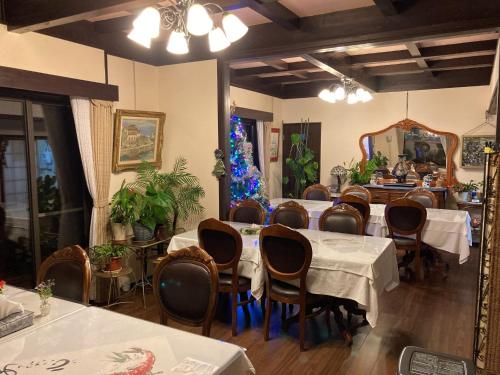 una sala da pranzo con tavoli, sedie e un albero di Natale di Auberge Chez CODERA - Vacation STAY 76332v a Katsuura