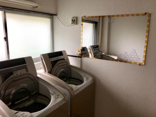 a washing machine in a room with a mirror at Oasis Wadaura - Vacation STAY 85711v in Kamogawa