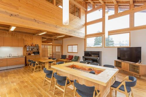 eine große Küche mit einem großen Holztisch und Stühlen in der Unterkunft Private resort Hibiki no Yado & Mori - Vacation STAY 85306v in Sato-moriya