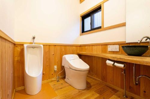 ein Badezimmer mit Toilette und Waschbecken in der Unterkunft Private resort Hibiki no Yado & Mori - Vacation STAY 85305v in Sato-moriya