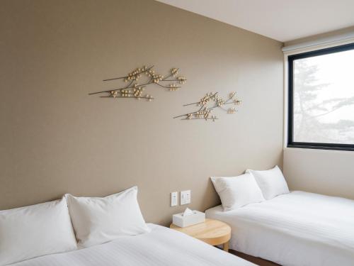 北杜市にあるRakuten STAY VILLA 八ヶ岳  107　シンプルモダン 5名様までのベッドが2つと窓のある部屋