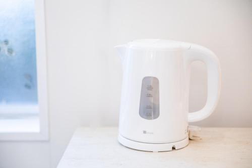 a white electric appliance sitting on a table at ナガシマリバーサイドリゾート - Vacation STAY 94113v in Kuwana
