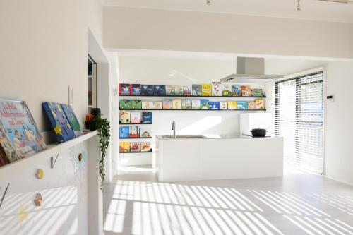 eine Küche mit einer weißen Theke und einem Waschbecken in der Unterkunft Tornare Gakuenmae #105 - Vacation STAY 14291 in Nara