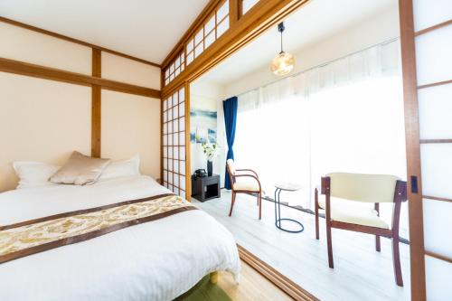 a bedroom with a bed and a window at Ａｗａｊｉ Ｓｅａｓｉｄｅ Ｖｉｌｌａ ｉｎ Ｇｏｓｈｉｋｉ - Vacation STAY 98416v in Sumoto