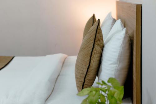 Ein Bett oder Betten in einem Zimmer der Unterkunft STEPiNN - Ess Kay Ess Villa