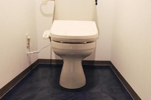 ein Badezimmer mit einer weißen Toilette in einem Zimmer in der Unterkunft Lions Mansion Sapporo Jozankei Sanbankan Room 201 - Vacation STAY 14335 in Jozankei