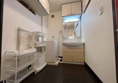 ein kleines Badezimmer mit Waschbecken und Spiegel in der Unterkunft holiday house shirahama - Vacation STAY 19040v in Kanayama