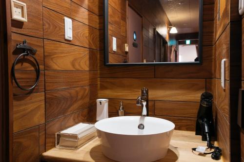 Un baño con un lavabo blanco y un espejo. en Sun Terrace Bessho Onsen - Vacation STAY 21387v, en Ueda