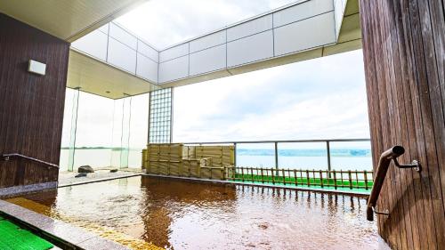 a large room with a pool of water in a building at ＳＴＡＹ ＶＩＬＬＡ ＴＯＢＥＴＳＵ - Vacation STAY 14496 in Tōbetsu