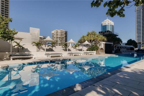 Entire 2 bdrm apt in Hilton Surfers Paradise -7 في غولد كوست: مسبح كبير بمياه زرقاء ومباني