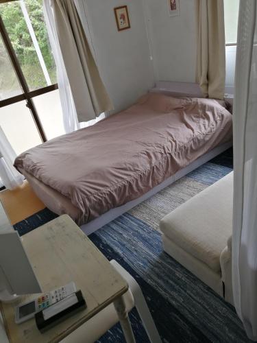 a small bed in a room with a window at Tenya - Vacation STAY 34204v in Kami Amakusa