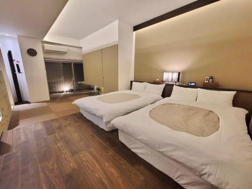 伊東市にあるSmart Stay Ito Room 201 - Vacation STAY 38637vの寝室にベッドが2つあるホテルの部屋