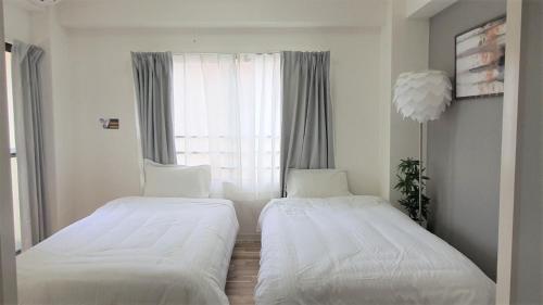 神戸市にあるSunpark Heights 201 - Vacation STAY 14598の窓のある小さな部屋にベッドが2つある