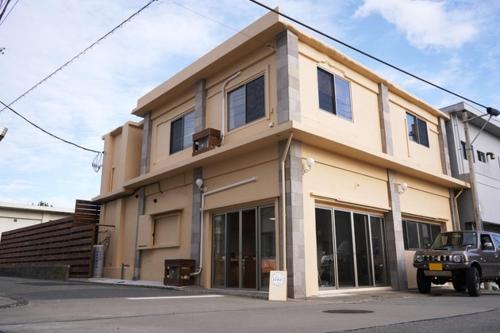 a building with a car parked in front of it at Etcetera Niijima Jessica Building - Vacation STAY 74384v in Niijimamura