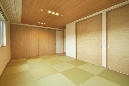a large room with wooden cabinets and a tiled floor at Condominium Hanazono - Vacation STAY 14690 in Biei