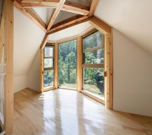 Habitación vacía con ventanas grandes y suelo de madera. en Wood Roof Okuchichibu Auto Campsite - Vacation STAY 78617v, en Azabu