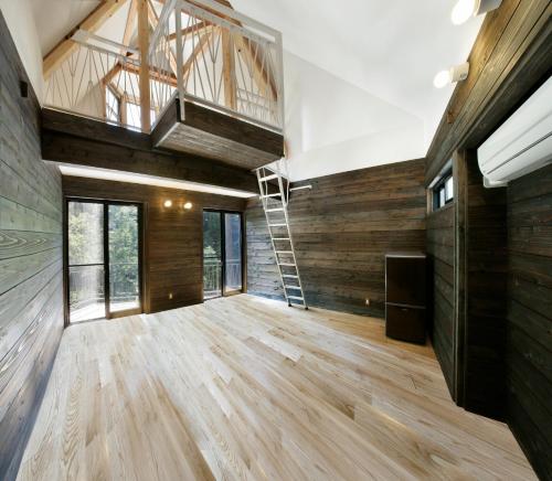 Una habitación grande con suelo de madera y una escalera. en Wood Roof Okuchichibu Auto Campsite - Vacation STAY 78617v, en Azabu