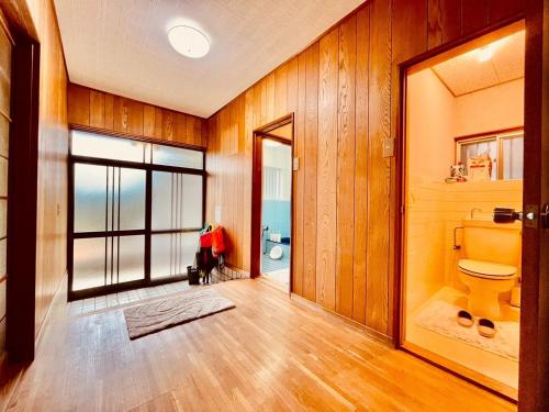 a bathroom with wooden walls and a toilet and a window at wild life morikaze - Vacation STAY 42042v in Hiki