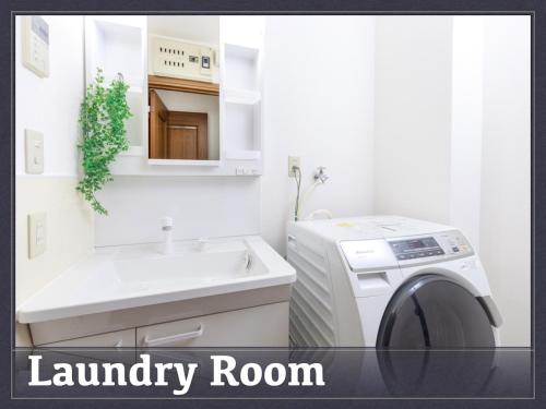 - une buanderie avec un lave-linge et un évier dans l'établissement Lana Enoshima - Vacation STAY 56484v, à Fujisawa