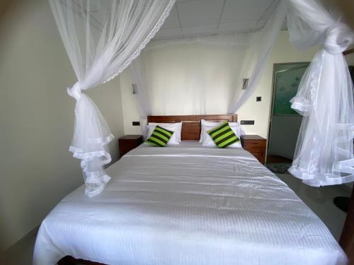 Postel nebo postele na pokoji v ubytování Hidden Gem Inn