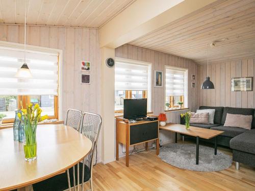 una sala de estar con un sofá y una mesa en 2 person holiday home in Otterup, en Otterup