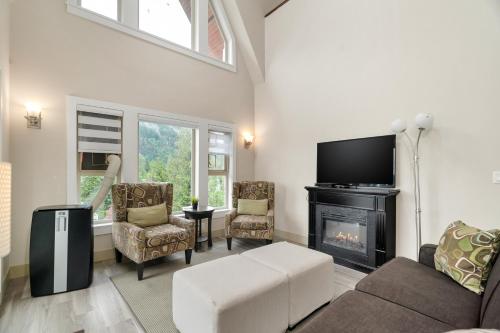 Μια τηλεόραση ή/και κέντρο ψυχαγωγίας στο Modern 4BR unit Lake Views