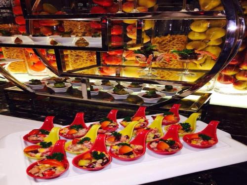 a buffet with a lot of food on a table at Weida Hotel Jinhua in Jinhua
