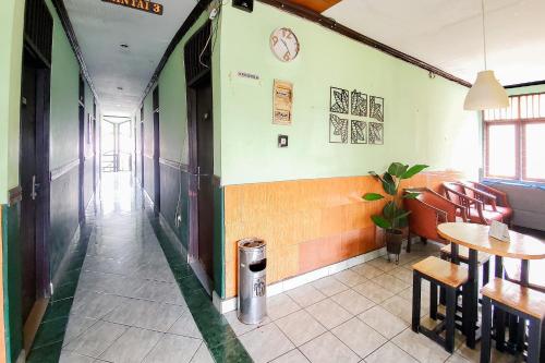 Ein Sitzbereich in der Unterkunft RedDoorz Syariah near Pasar Pagi Samarinda