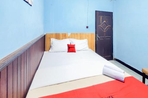 Ein Bett oder Betten in einem Zimmer der Unterkunft RedDoorz Syariah near Pasar Pagi Samarinda