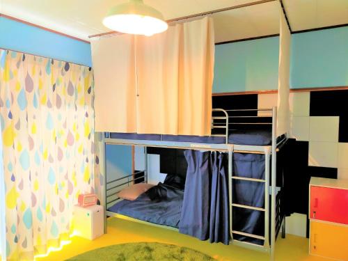 - une chambre avec des lits superposés et un rideau dans l'établissement Soma City - House - Vacation STAY 14688, à Komagamine