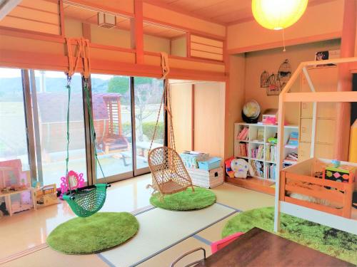 une salle de jeux avec deux chaises et une balançoire dans l'établissement Soma City - House - Vacation STAY 14688, à Komagamine