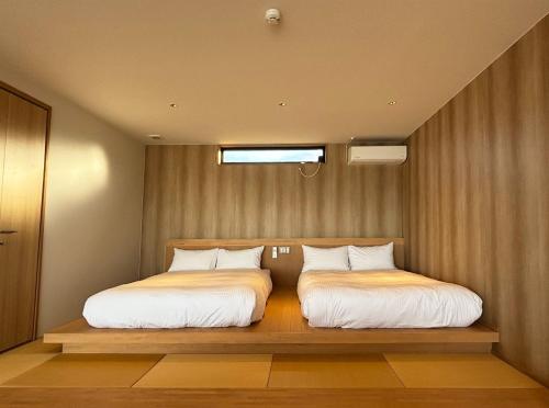 two beds sitting next to each other in a room at SETO CLAS AJI - Vacation STAY 60217v in Sanuki