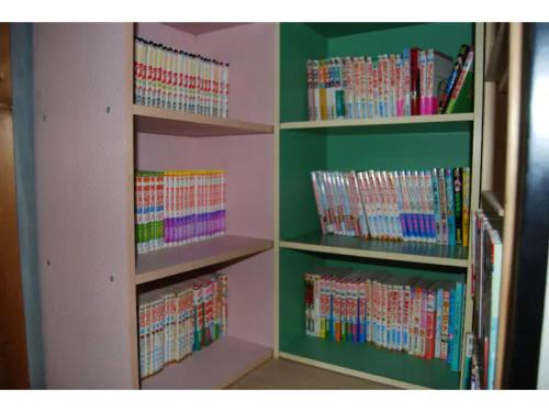 a book shelf filled with lots of books at Minpaku Yagi - Vacation STAY 14700 in Ise