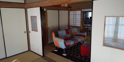 a living room with a couch and a mirror at Sarari - Vacation STAY 66365v in Ichihara