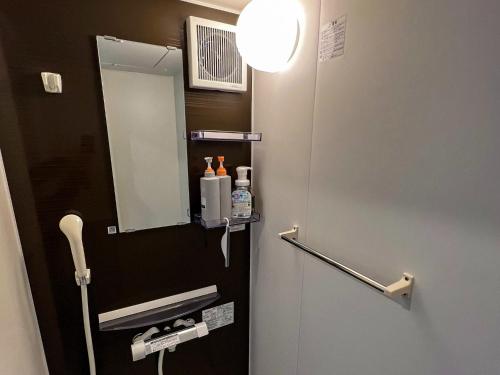 a bathroom with a mirror and a sink at FLEXWORK tawa - Vacation STAY 75820v in Teshikaga