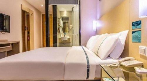 Postel nebo postele na pokoji v ubytování City Comfort Inn Beihai Hepu Bus Terminal