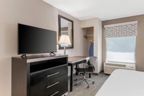 Μια τηλεόραση ή/και κέντρο ψυχαγωγίας στο Quality Inn & Suites Union City - Atlanta South