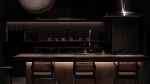una cocina con una mesa con sillas y luces en Mud - Vacation STAY 71384v, en Ishigaki Island